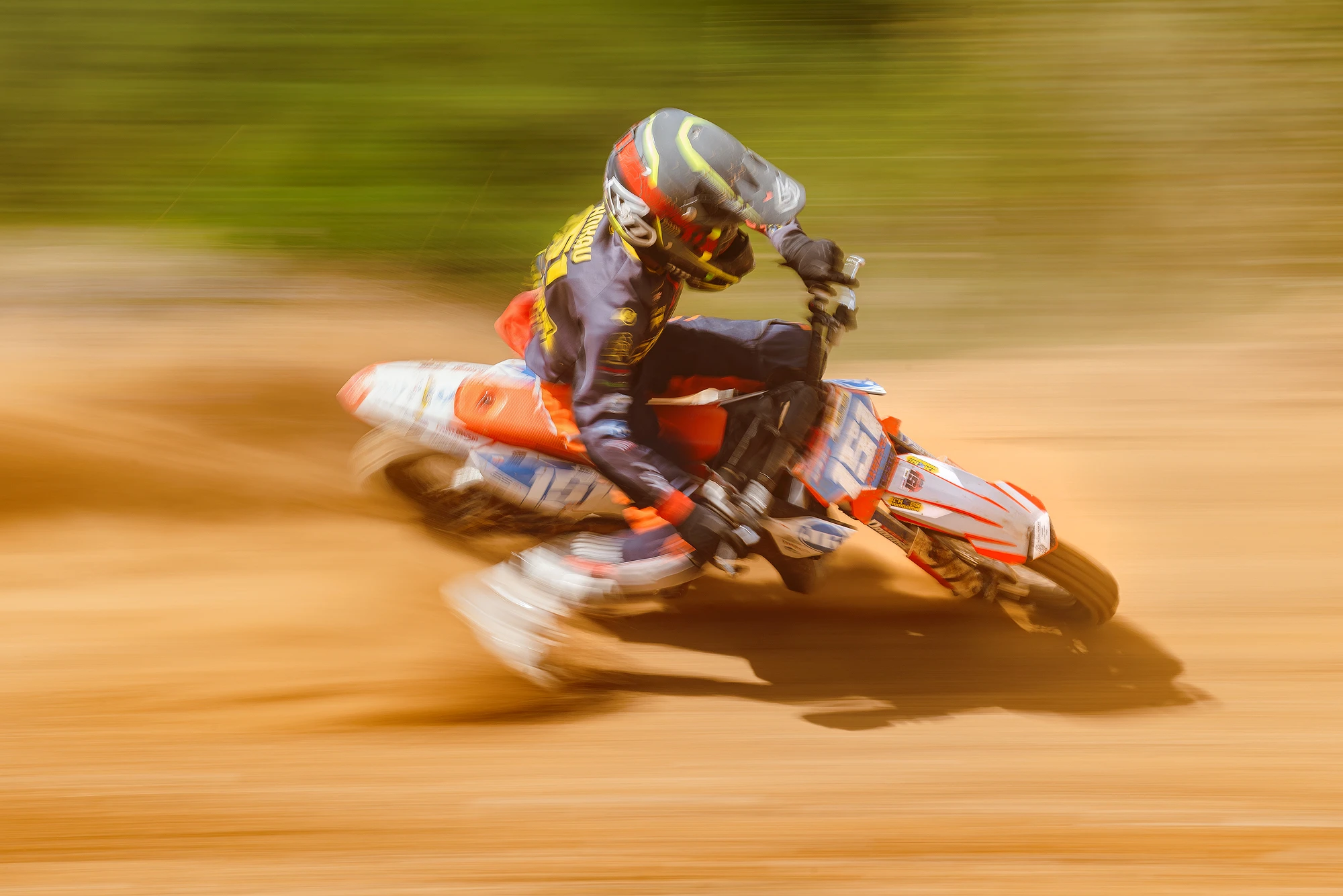 zdjęcie motocyklisty wykonane obiektywem SIGMA 200 mm F2 DG OS Sports
