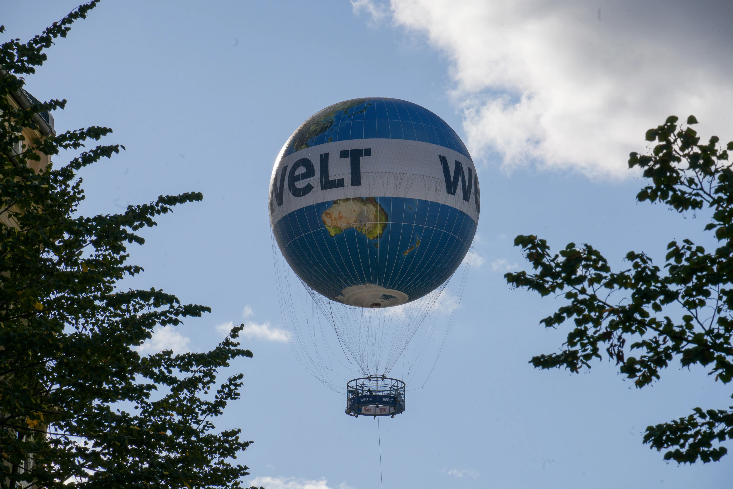 zdjęcie latającego balonu wykonane obiektywem SIGMA 20-200 mm F3.5-6.3 DG | Contemporary
